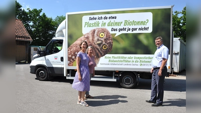 Die Abfallberaterinnen Barbara Mühlbauer-Talbi und Antje Burger mit Landrat Stefan Löwl vor dem neuen Logo der Biomüll-Kampagne. (Foto: Landratsamt Dachau)