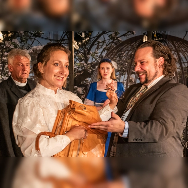 Die Schauspielerinnen und Schauspieler laufen zur Höchstform auf. (Foto: Hoftheater)