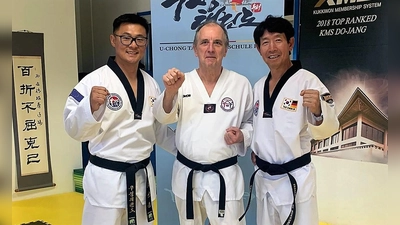 Großmeister Jo In-Yong (7. Dan), Joachim Oberzier (2. Dan) und Großmeister Chang Jae-Hee (9. Dan) (von li). (Foto: TKD TSV Indersdorf)