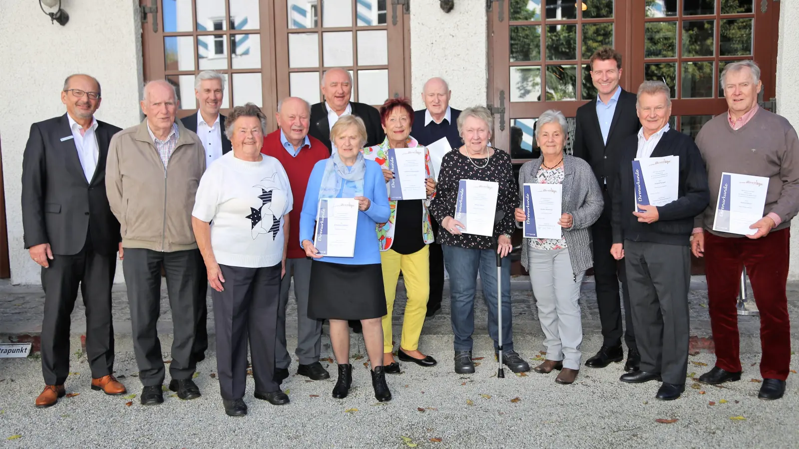 Die geehrten Mitglieder mit Bankvorstand Klaus Berger (3. von re), Karl Pross (li) und Christian Osterhammer (3. von li). (Foto: VR Bank)