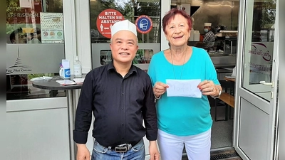 Mr. Tran und Edda Drittenpreis (Foto: BRK Dachau)