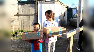 Aktion 2022: Freude bei Kindern in Belgrad über die Pakete. (Foto: ADRA Deutschland)