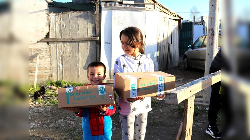 Aktion 2022: Freude bei Kindern in Belgrad über die Pakete. (Foto: ADRA Deutschland)