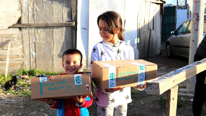 Aktion 2022: Freude bei Kindern in Belgrad über die Pakete. (Foto: ADRA Deutschland)
