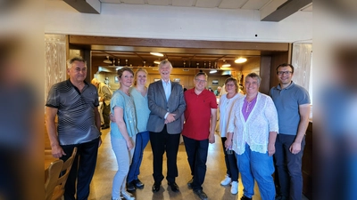 Die neue Vorstandschaft der Sonnengärten (von links): Andrey Kopietzki, Christine Dachs, Peggy Suba, Edgar Forster, Dieter Leiß, Ines Groß, Dieter Leiß und Markus Erhorn. (Foto: Sonnengärten Dachau e. V.)