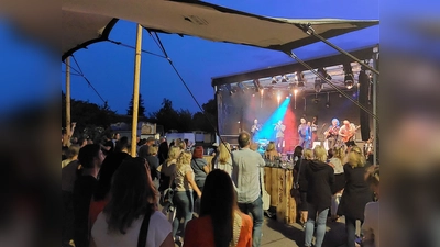 Dreiviertelblut sorgte für Stimmung bei der „Thank You Party” im Franziskuswerk Schönbrunn. (Foto: Frömer)