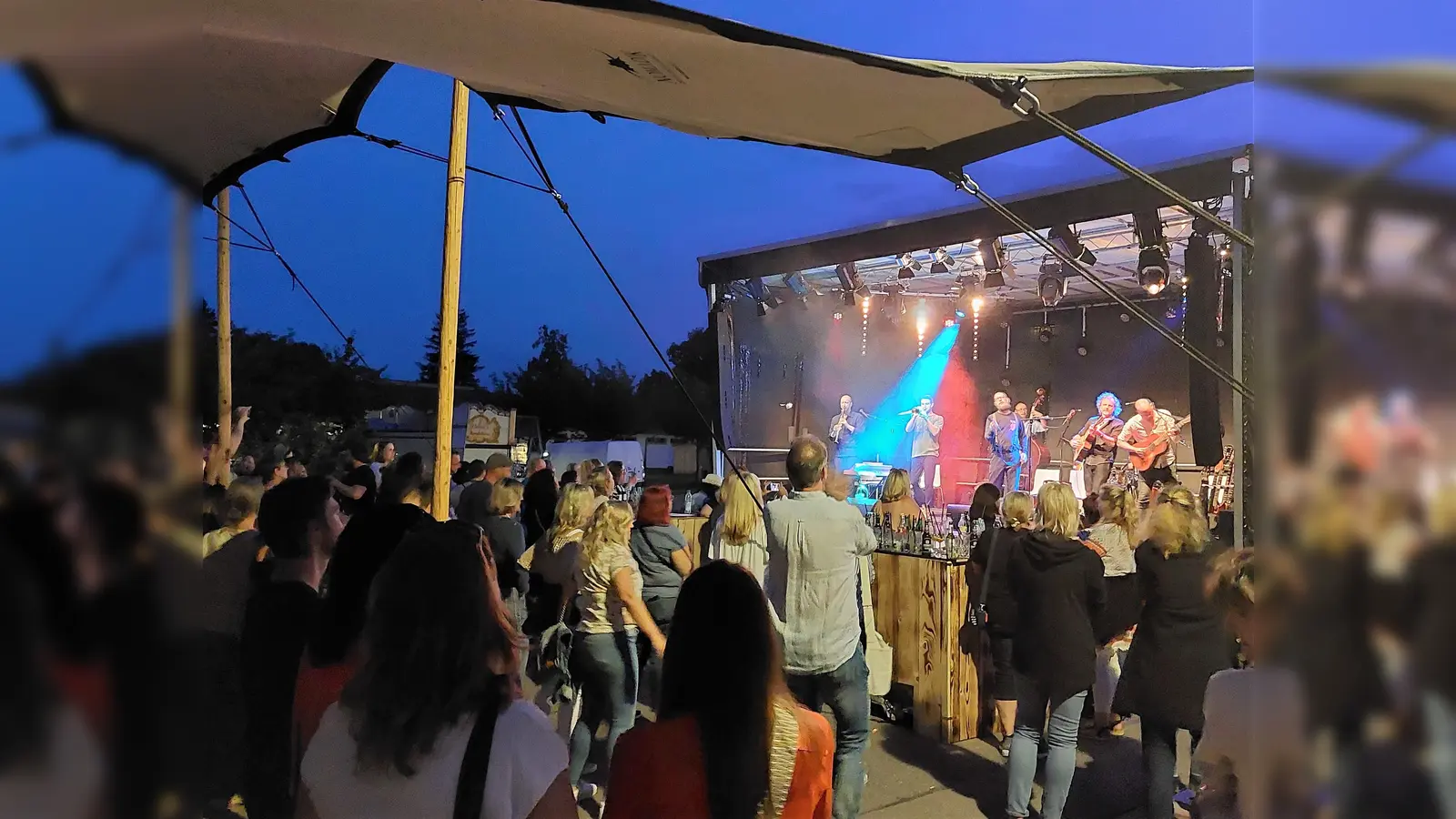 Dreiviertelblut sorgte für Stimmung bei der „Thank You Party” im Franziskuswerk Schönbrunn. (Foto: Frömer)