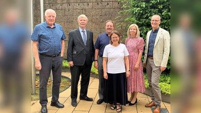 Die Stiftungsratsmitglieder (von li) Heinrich Paepke, Edgar Forster, Alfred Stelzer, Alexandra Gorges und Martin Richter mit Petra Demmelhuber (vorne). (Foto: VR-Bank)