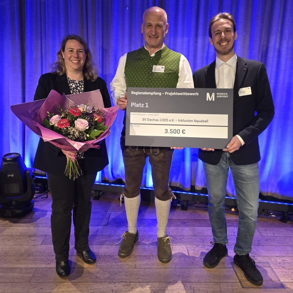 Bettina Döring, Peter Demmelmayr und Tobias Döring (v. l.) nehmen den Preis des Flughafens entgegen. (Foto: SV Dachau)