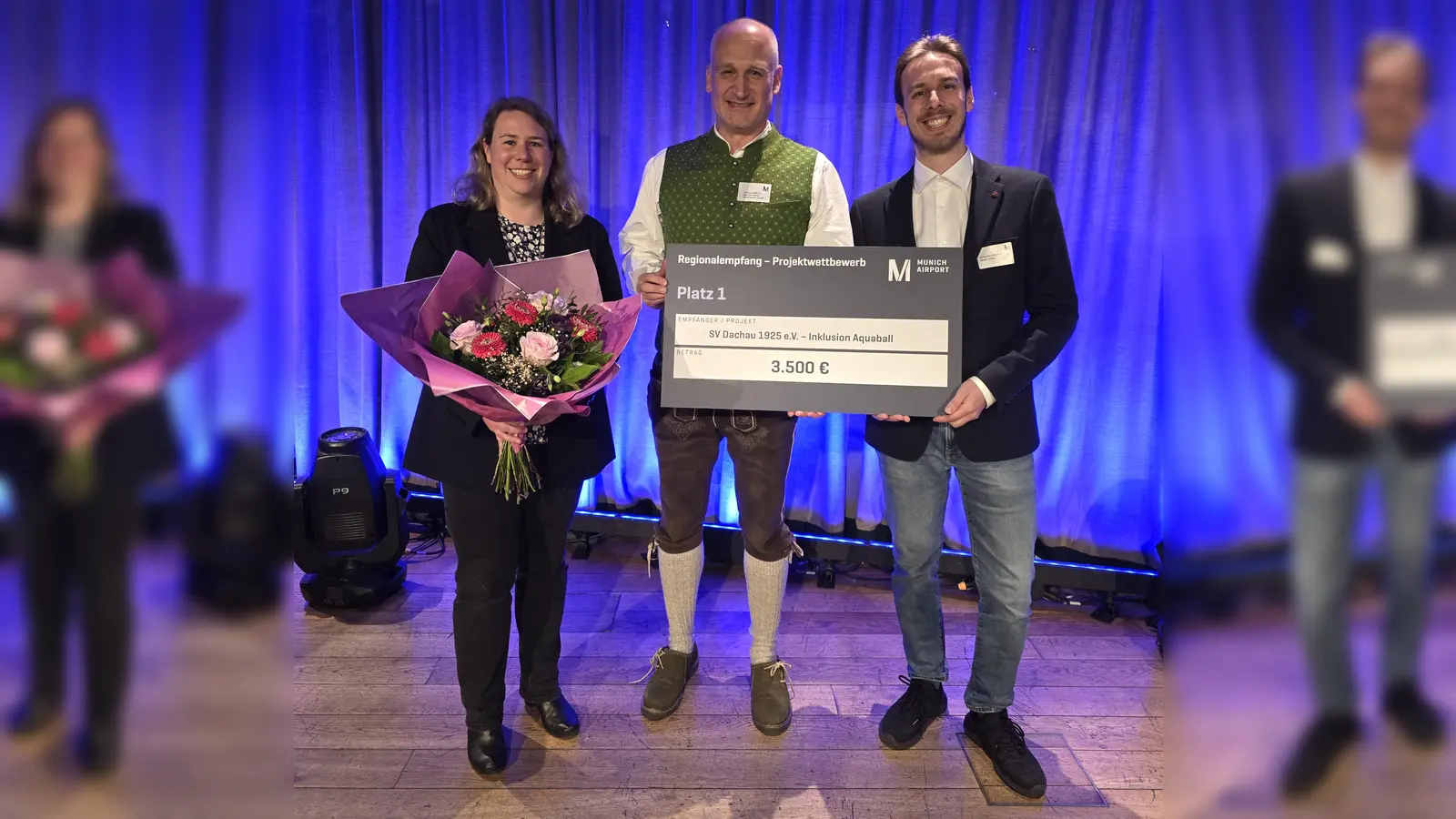 Bettina Döring, Peter Demmelmayr und Tobias Döring (v. l.) nehmen den Preis des Flughafens entgegen. (Foto: SV Dachau)