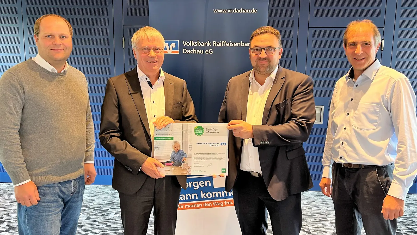 Überreichung der Mitgliedsurkunde mit (von li) Georg Polz, Karl-Heinz Hempel, Matthias Herdeg und Manfred Strobl. (Foto: VR-Bank)