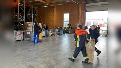 Alle Bauteile des ehemaligen Corona-Testzentrums wurden in der Katastophenschutzhalle verräumt. (Foto: Kreisbrandinspektion Dachau)