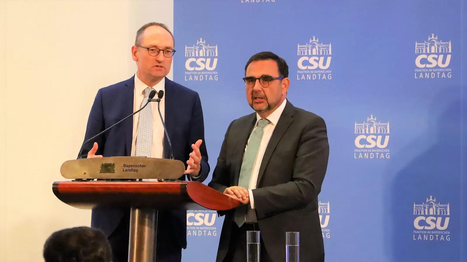 Bernhard Seidenath MdL (li) und Klaus Holetschek kommen zum Pflegestammtisch nach Hebertshausen. (Foto: CSU Dachau)