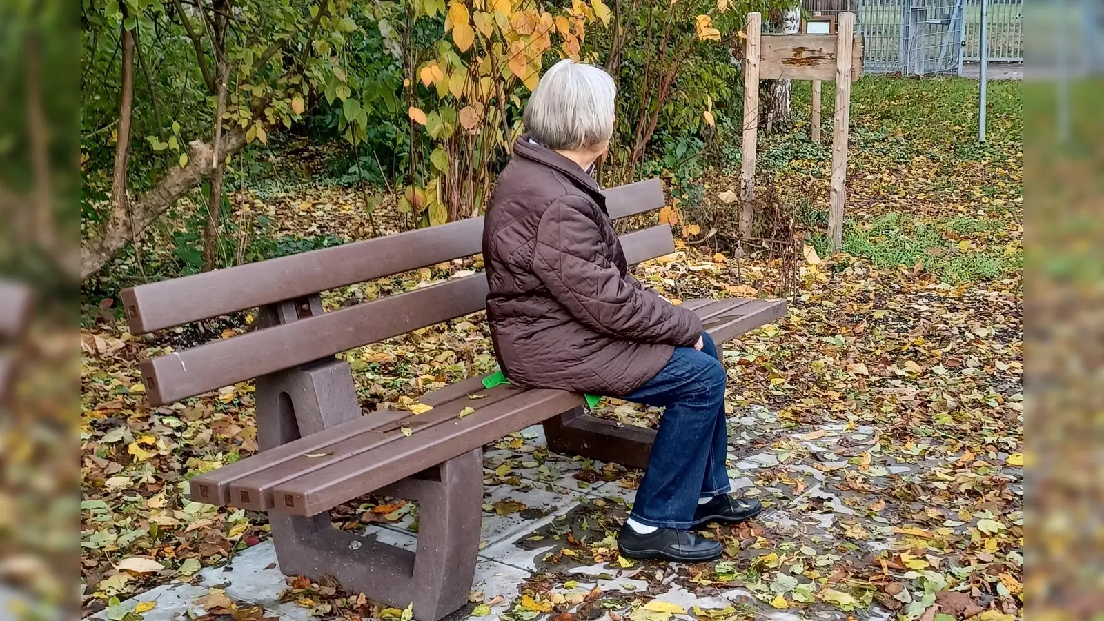 Die neue Bank am Waldlehrpfad ist schon „in Betrieb”. (Foto: Gemeinde Karlsfeld)