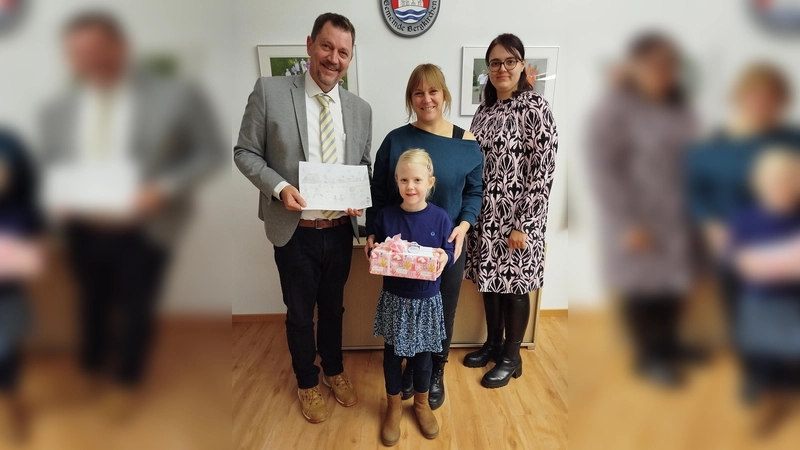Die siebenjährige Hanna Pache aus Feldgeding erhielt von Bürgermeister Robert Axtner ein Geschenk.. (Foto: red)