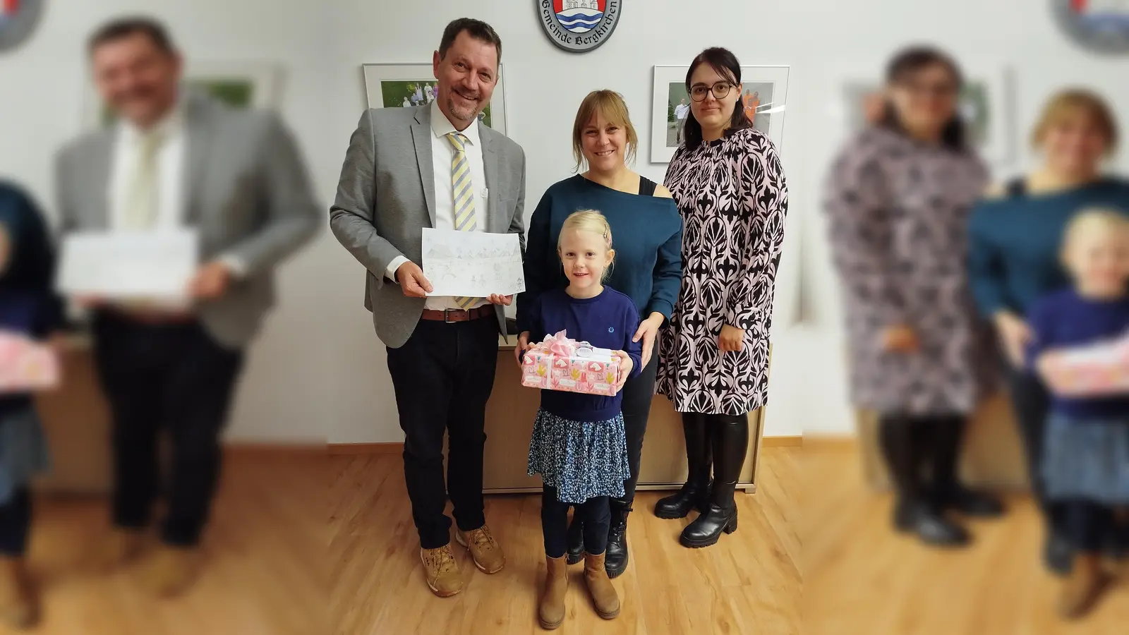 Die siebenjährige Hanna Pache aus Feldgeding erhielt von Bürgermeister Robert Axtner ein Geschenk.. (Foto: red)