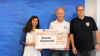 Charide von der Ahe nahm die Spende von Thomas Eydel, (Mitte) 1. Schriftführer und Andreas Ludwigs, 2. Kassier des MAN Meistervereins entgegen. <br> (Foto: KA)