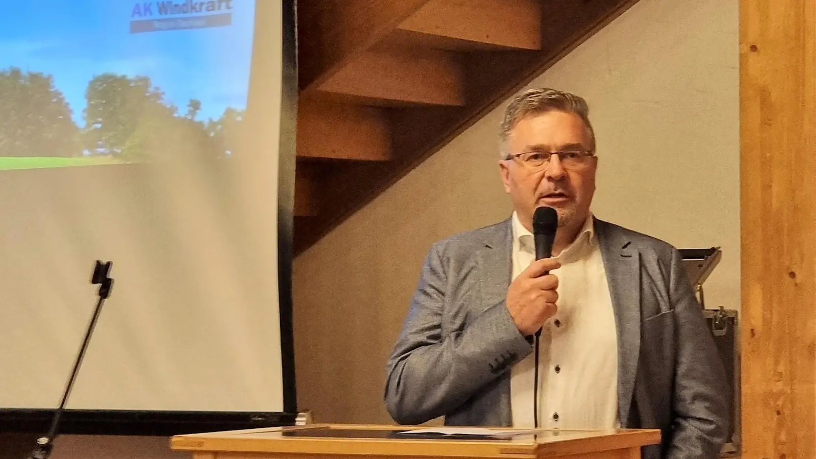 Bürgermeister Reiter aus Altomünster stellt die neu gegründete Genossenschaft vor. (Foto: AK Windkraft im Landkreis Dachau)