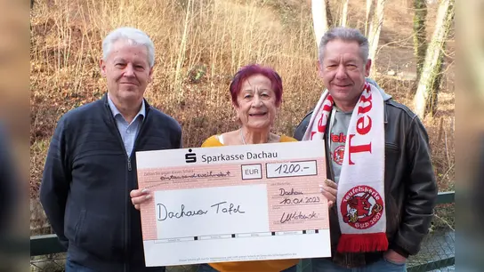Die Verantwortlichen bei der Übergabe (von li) Albert Solleder, Edda Drittenpreis und Manfred Kotowski, Fanclub TEUFELSKERLE SÜD 2007. (Foto: privat)