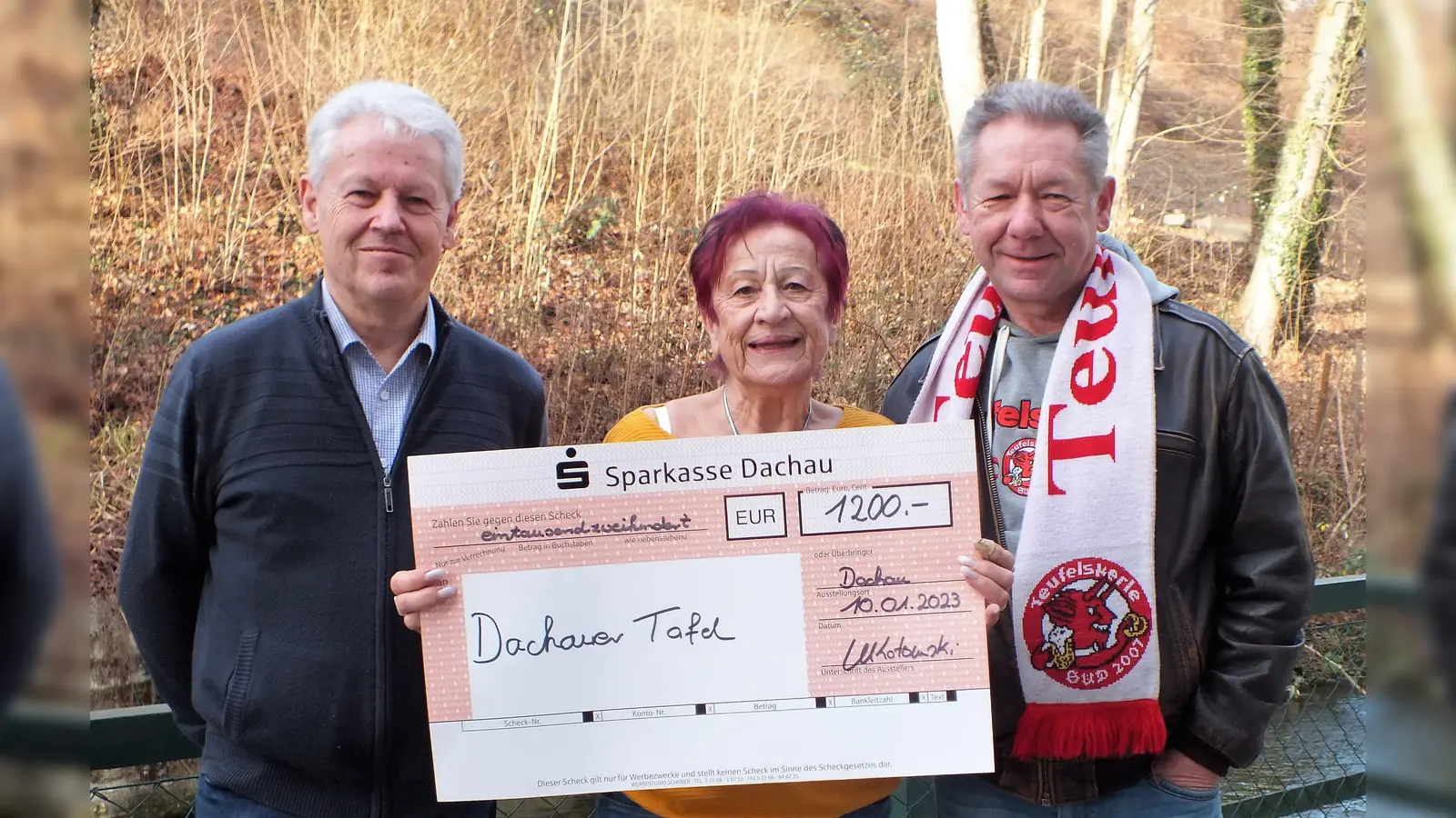 Die Verantwortlichen bei der Übergabe (von li) Albert Solleder, Edda Drittenpreis und Manfred Kotowski, Fanclub TEUFELSKERLE SÜD 2007. (Foto: privat)