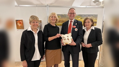 Ruth Rumberger (2. von li) überreicht Bernhard Seidenath (mitte) das Sparschwein. Links Angelika Gumowski, rechts Angelika Kniesl. (Foto: Freie Malgruppe Dachau)