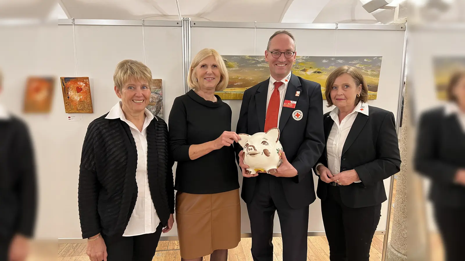 Ruth Rumberger (2. von li) überreicht Bernhard Seidenath (mitte) das Sparschwein. Links Angelika Gumowski, rechts Angelika Kniesl. (Foto: Freie Malgruppe Dachau)