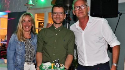 Organisator Jochen Neuwert (re) mit Sandra Schiessl und dem Dachauer Golfmeister Stefan Kleindienst. (Foto: Arno Thelen)
