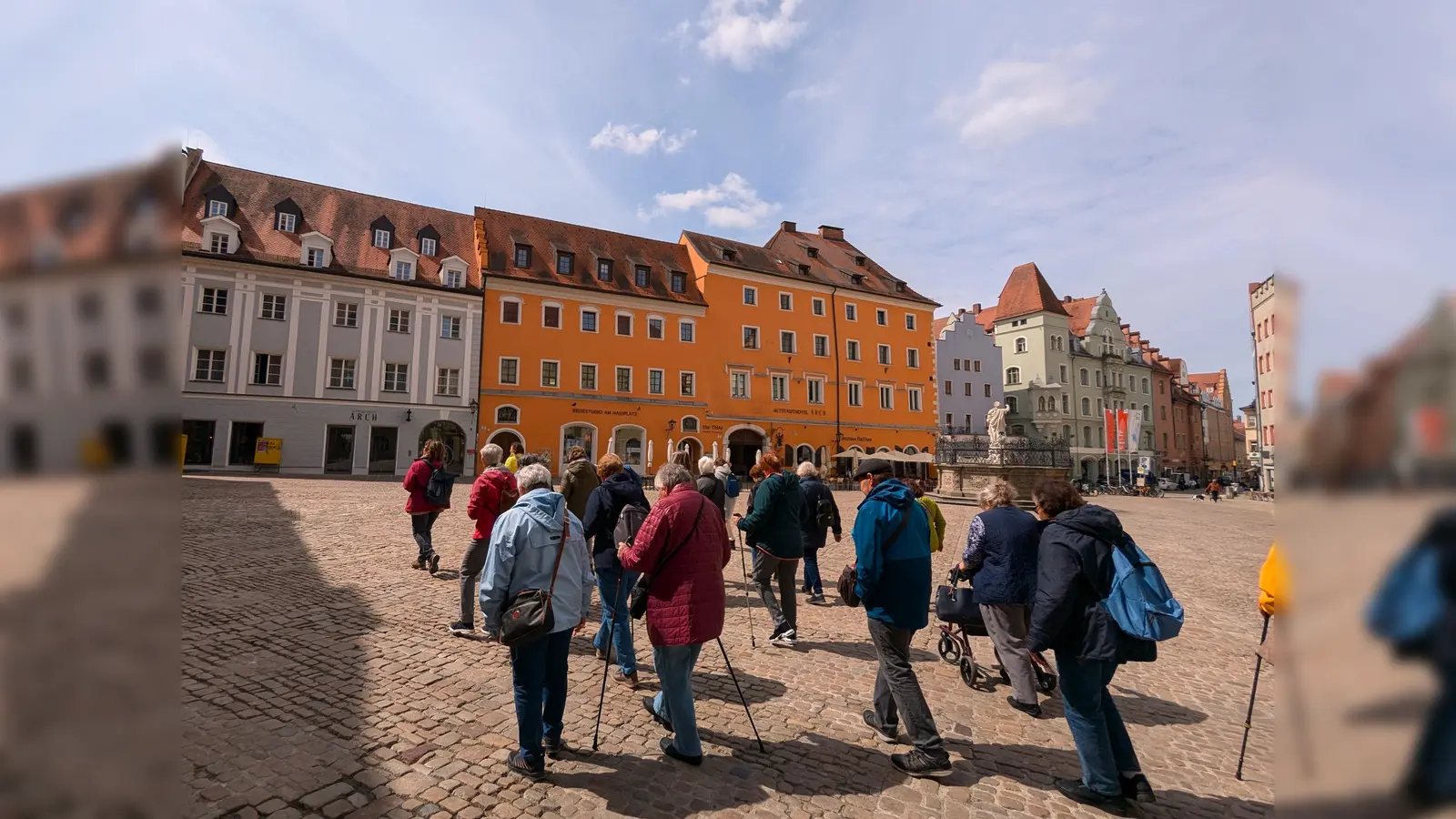 Bei der Stadtführung besichtigen die Teilnehmer auch den Haidplatz im Stadtzentrum. (Foto: privat)