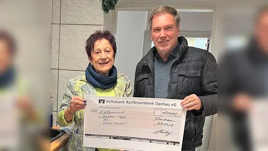 Edda Drittenpreis und Georg Necker bei der Spendenübergabe. (Foto: BRK)