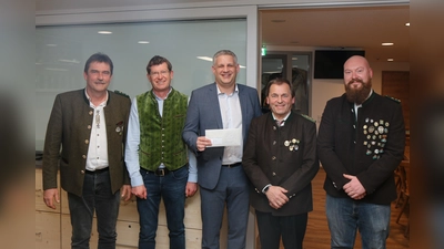 Feierliche Spendenübergab (von li): Hans Eisenhofer (Unterweikertshofen), Hans Hefele (Großberghofen), 1. Bürgermeister Christian Blatt, Josef Perchtold (Walkertshofen) und Matthias Pucher (Kleinberghofen). (Foto: Gemeinde Erdweg)