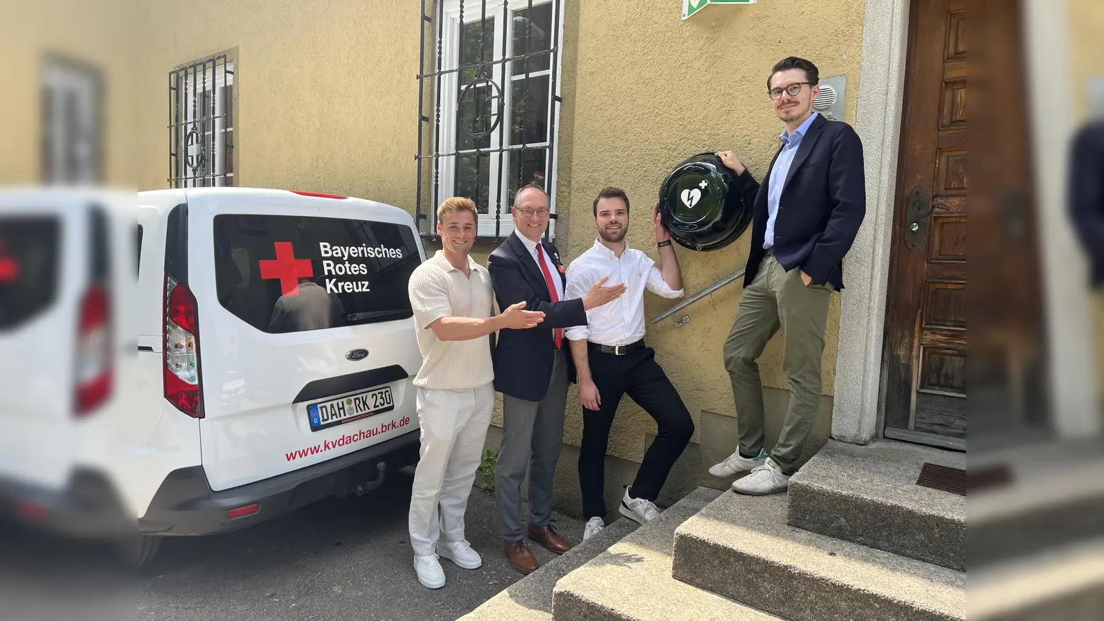 Michael Schäfer, Bernhard Seidenath, Sebastian Wilhelm und Dennis Behrendt (v. l.) freuen sich über den neuen Defibrillator. (Foto: BRK Kreisverband Dachau)