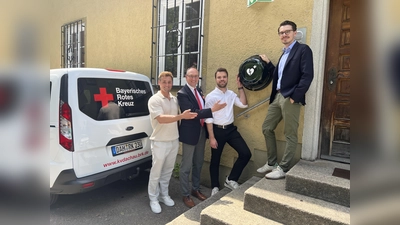 Michael Schäfer, Bernhard Seidenath, Sebastian Wilhelm und Dennis Behrendt (v. l.) freuen sich über den neuen Defibrillator. (Foto: BRK Kreisverband Dachau)