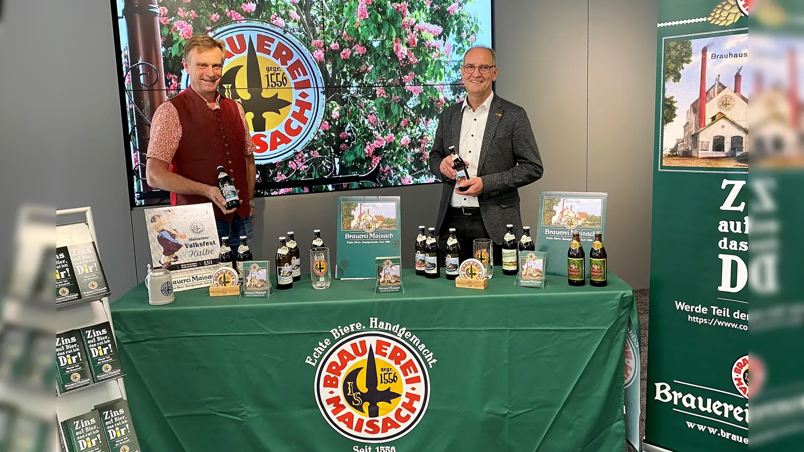 Bräu Michael Schweinberger mit VR-Pressesprecher Martin Richter (re). (Foto: VR-Bank Dachau)