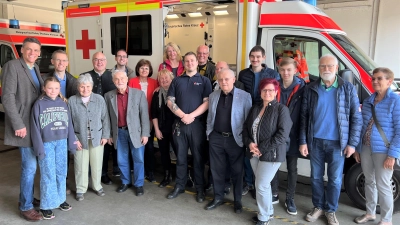 Wachleiter Tobias Weber (Mitte) mit den Besuchern der ÜB Dachau. (Foto: BRK Dachau)