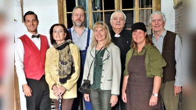 Ensemblefoto des neuen Stückes "Odel verpflichtet". (Foto: Theater am Stadtwald)