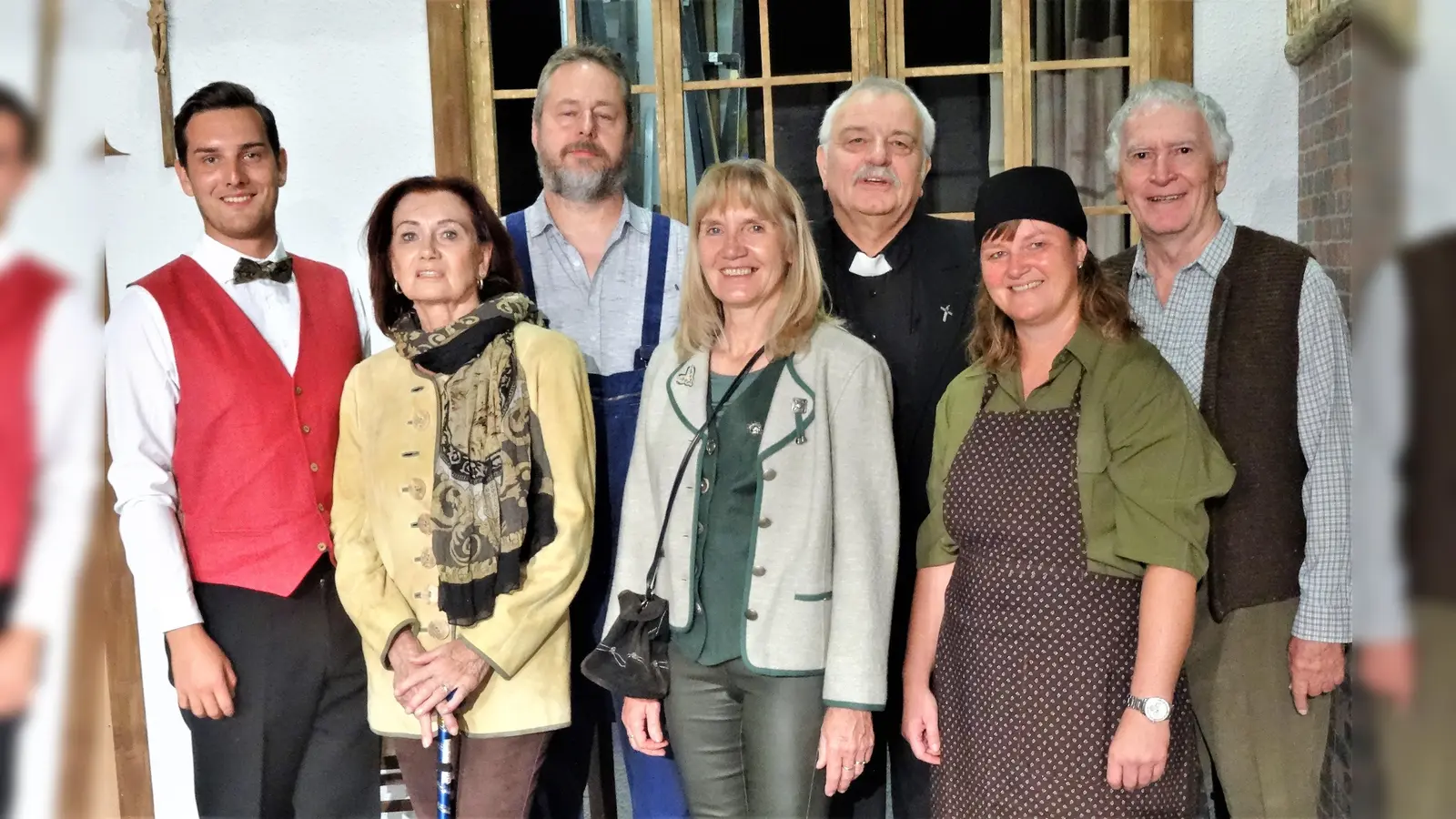Ensemblefoto des neuen Stückes "Odel verpflichtet". (Foto: Theater am Stadtwald)