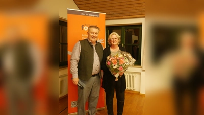 Gerhard Haszprunar, Vorsitzender des Dachauer Forums, zusammen mit Barbara Ditzel. (Foto: Dachauer Forum)