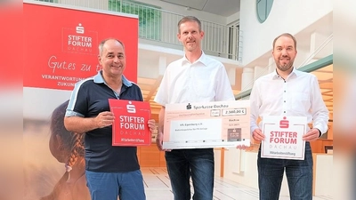 Spendenübergabe mit (von li) Steffen Hoffmann, Robert Schneider und Thomas Lampl. (Foto: Sparkasse)