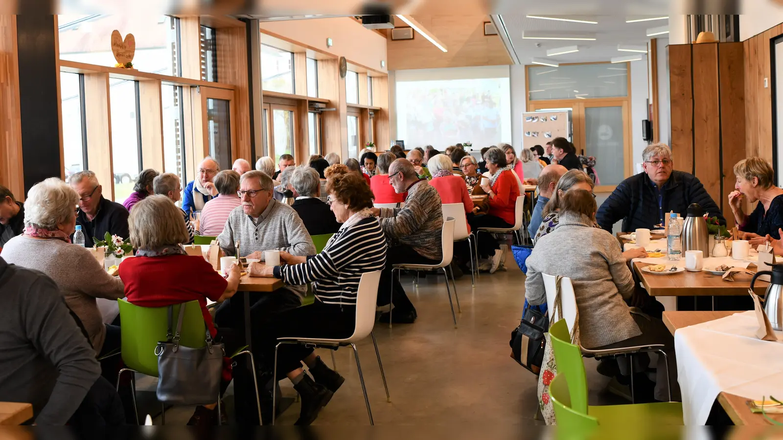 Viele Ehemalige kamen ins Franziskuswerks und genossen die gemeinsame Zeit. (Foto: Pfab)