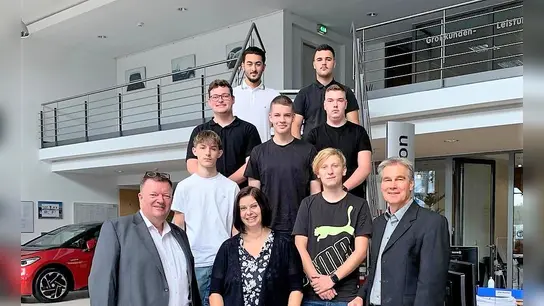 Die neuen Auszubildenden werden herzlich willkommen geheißen. (Foto: Auto Rapp)