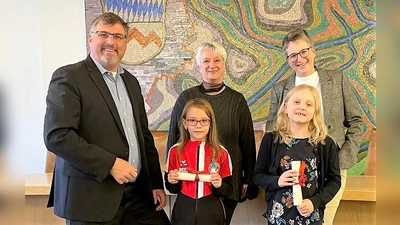 Preisträgerinnen Emilia Nehls und Emma Rambold mit Landrat Stefan Löwl, Dr. Elisabeth Boser und Dr. Birgitta Unger-Richter (stellvertretend für die Museen). (Foto: Silke Fendt / LA Dachau)