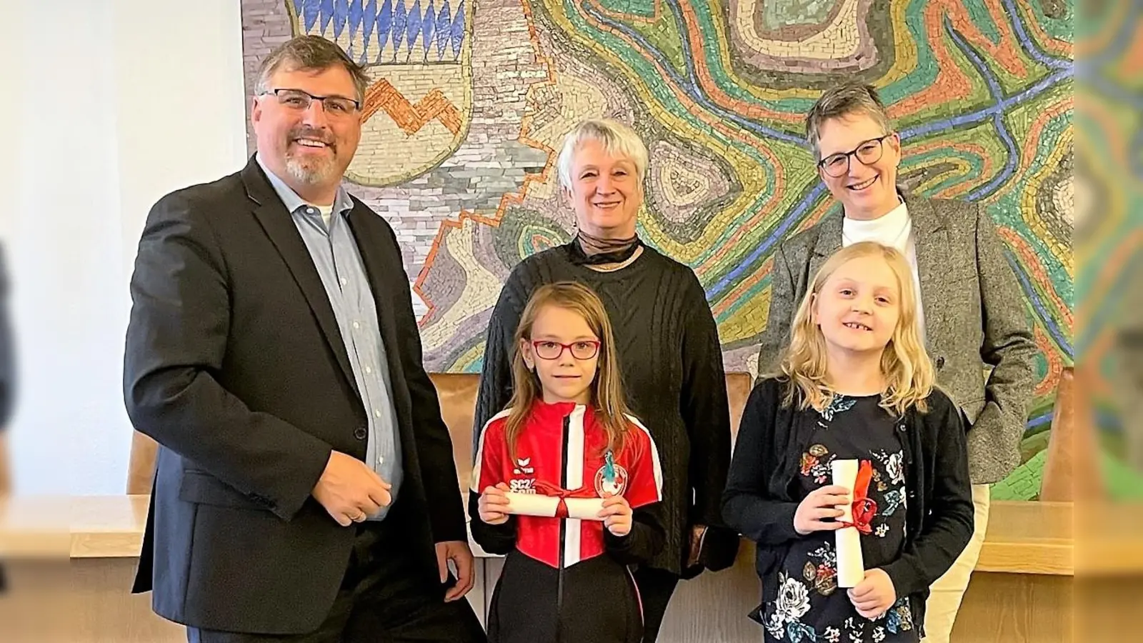 Preisträgerinnen Emilia Nehls und Emma Rambold mit Landrat Stefan Löwl, Dr. Elisabeth Boser und Dr. Birgitta Unger-Richter (stellvertretend für die Museen). (Foto: Silke Fendt / LA Dachau)