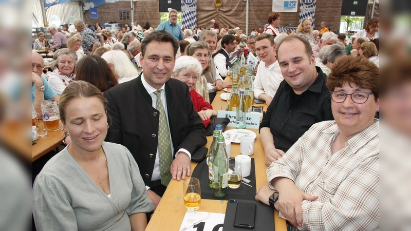 VdK-Präsidentin Verena Bentele (links) mit MdL Georg Eisenreich (dahinter) sowie Stadträtin Micky Wenngatz und MdB Sebastian Roloff (von rechts) beim sozialpolitischen Nachmittag im Haderner Festzelt. (Foto: job)