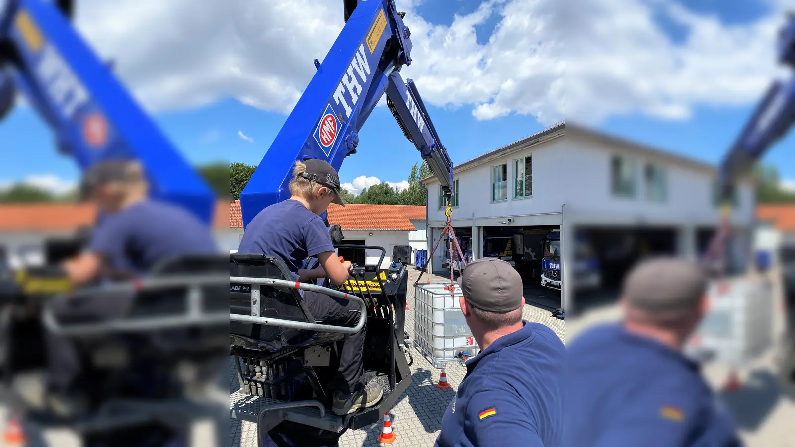 Spannende Sache: Große Boxen per Kran in die richtige Position bringen. (Foto: THW Dachau)