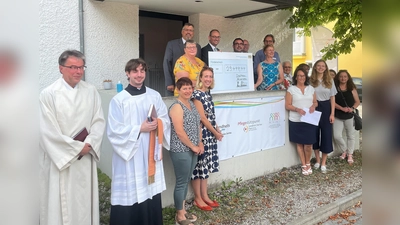 Der neue Dachauer Pflegestützpunkt freute sich über den kirchlichen Segen und einen großen Scheck von Gesundheitsminister Holetschek. (Foto: LA Dachau / Sina Török)
