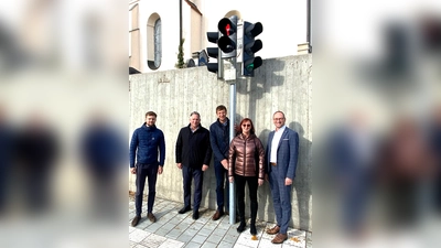 Nahmen die Fußgängerampel in Betrieb (von li) Johannes Riedelsheimer, Bürgermeister Johannes Kneidl, Christian Mattmann, Birgit Hutterer (Initiatorin) und Bernhard Seidenath (MdL). (Foto: Staatl. Bauamt Freising)