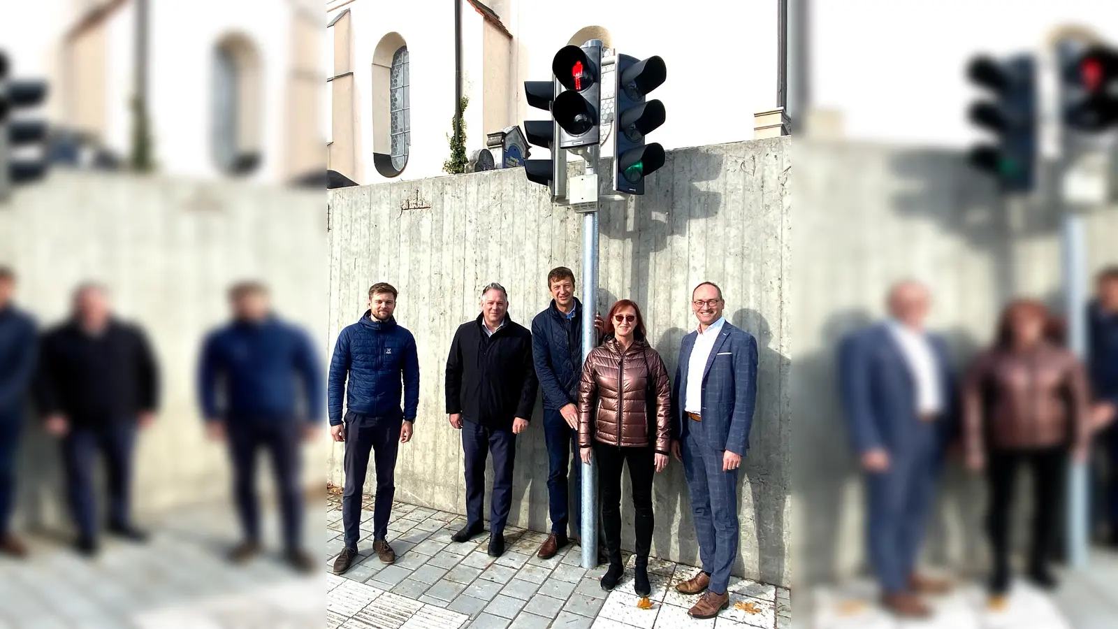 Nahmen die Fußgängerampel in Betrieb (von li) Johannes Riedelsheimer, Bürgermeister Johannes Kneidl, Christian Mattmann, Birgit Hutterer (Initiatorin) und Bernhard Seidenath (MdL). (Foto: Staatl. Bauamt Freising)