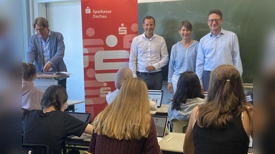 Studiendirektor Christoph Triebfürst, Andreas Kratz und Claudia Ewald von der Sparkasse mit Peter Mareis bei der offiziellen Übergabe der E-Books (von li). (Foto: Sparkasse)