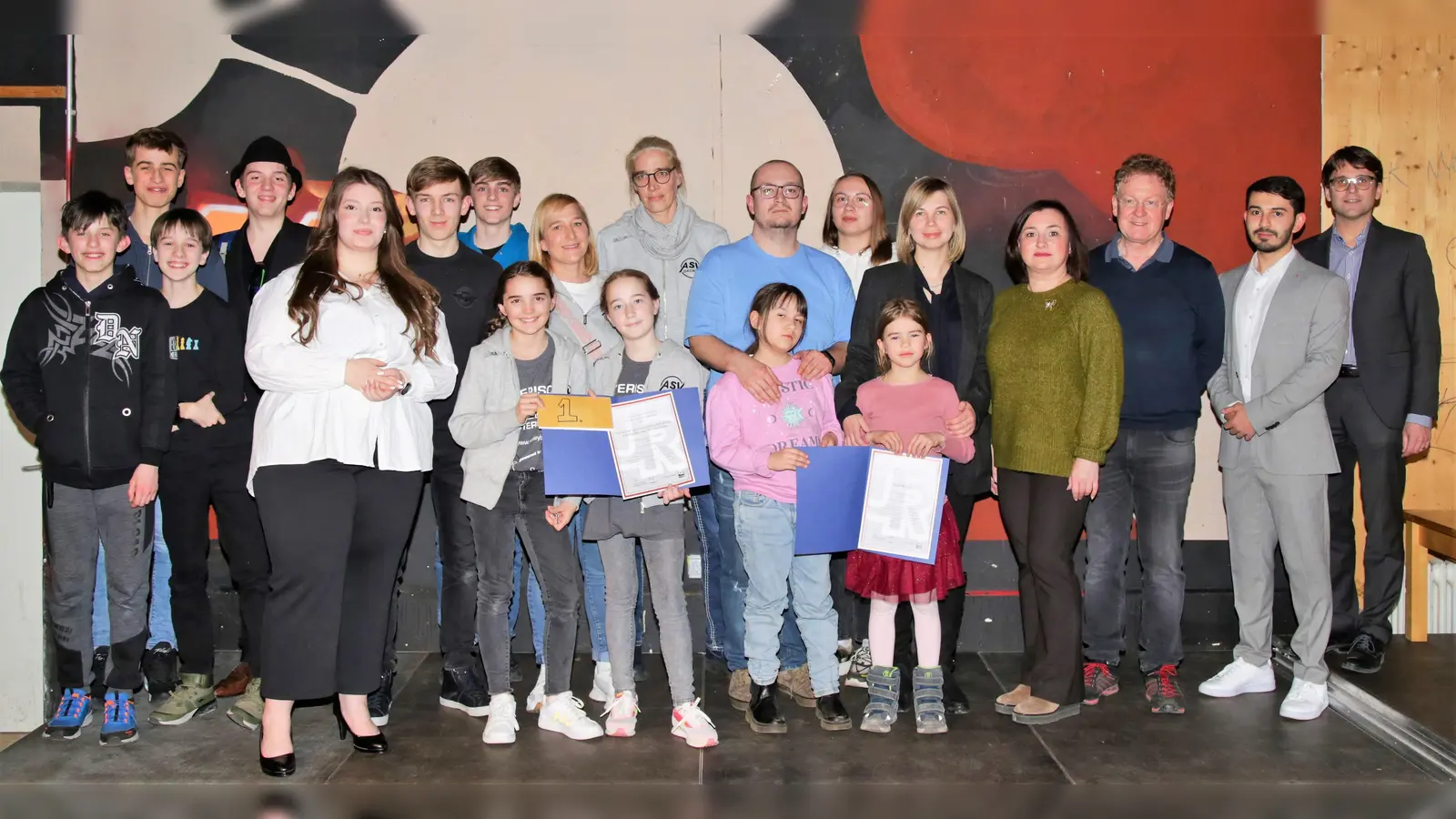 Dachauer Jugendpreis: Die Preisträger 2022 mit OB Florian Hartmann (re). (Foto: Stadt Dachau)