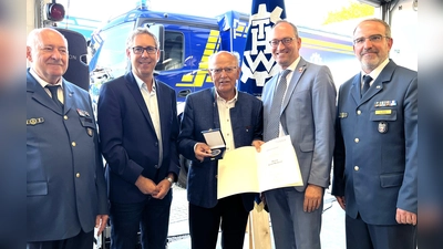 Bezirkstagspräsident Josef Mederer (Mitte) wurde mit der THW Ehrenplakette ausgezeichnet. (Foto: THW Dachau)